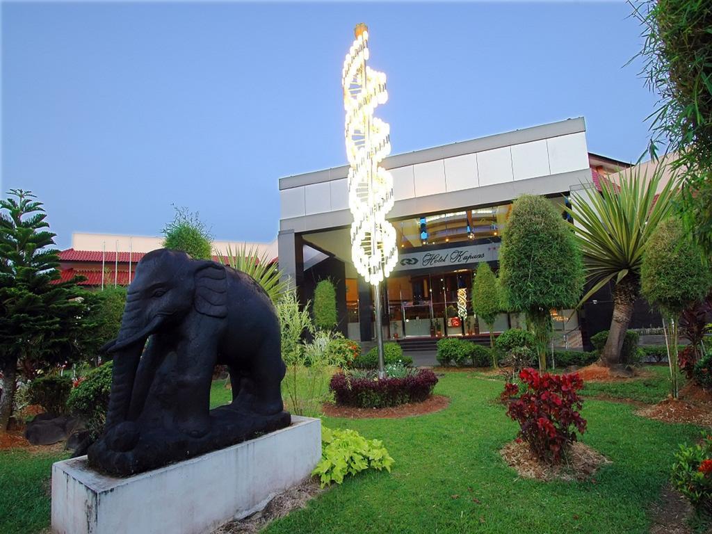 Kapuas Palace Hotel Pontianak Exterior photo